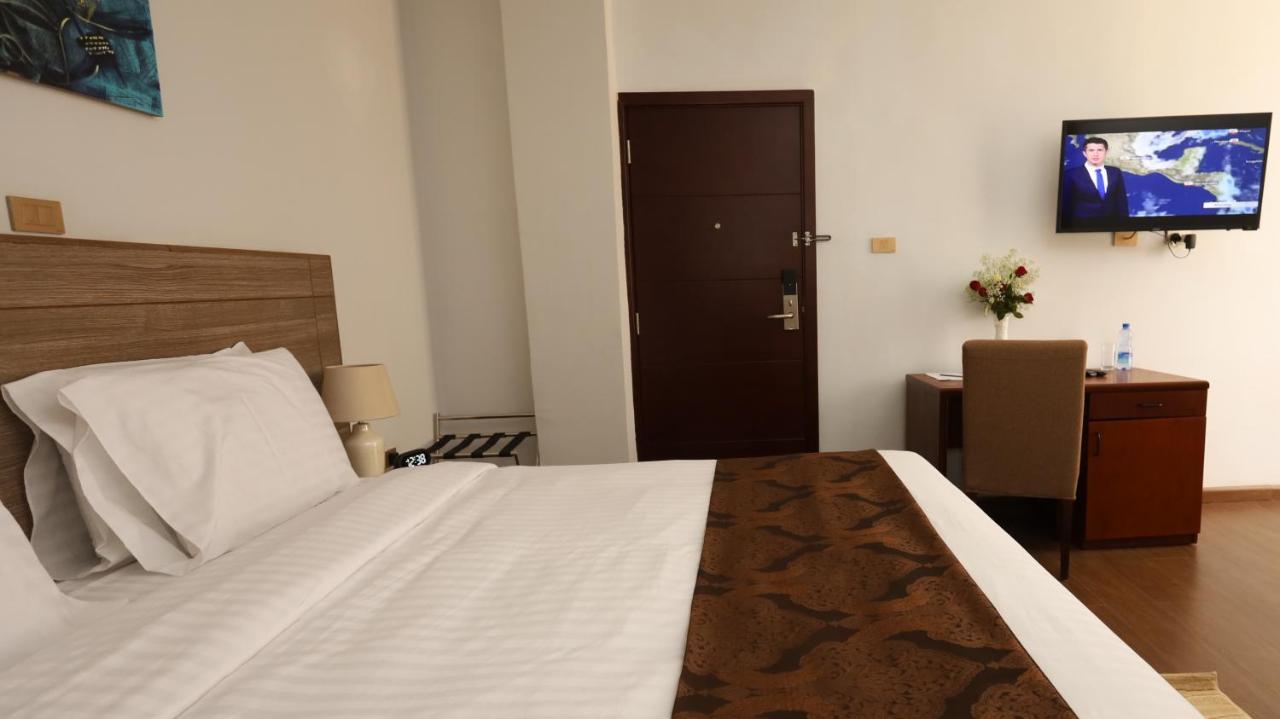 Black Horse Hotel Apartment Addis Ababa Bagian luar foto